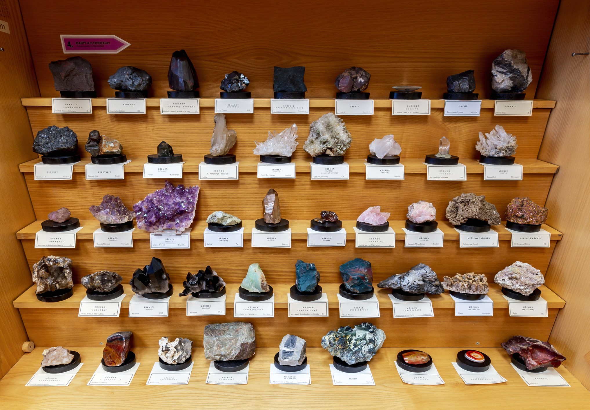 2. patro Sbírka mineralogická ukázka vzorků